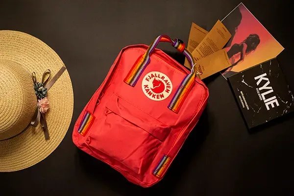 Компактний рюкзак-трансформер Fjallraven Kanken Mini 7л (27х21х10 см) – Кораловий з різнокольоровими ручками